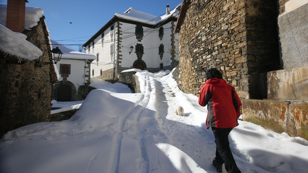 Nieve y hielo en las calles de Uztárroz.