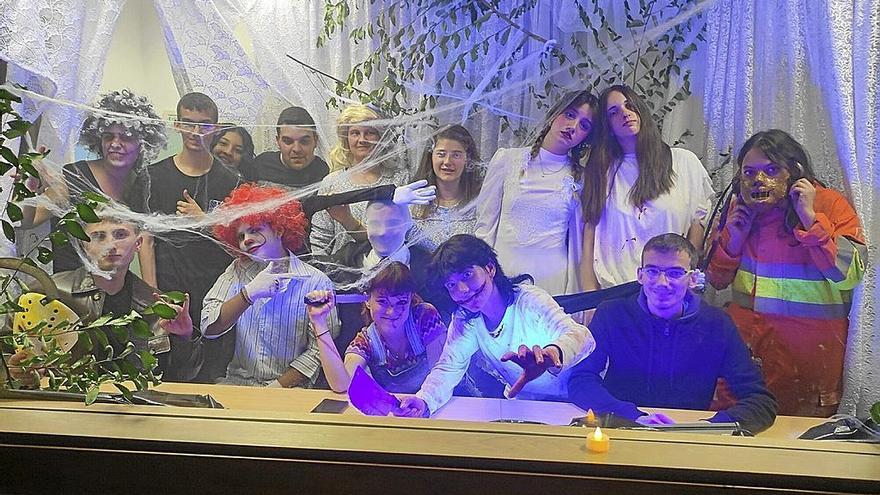 Los voluntarios de la casa de la juventud, ayer en una de las estancias del Pasaje del Terror. | FOTO: J.A.