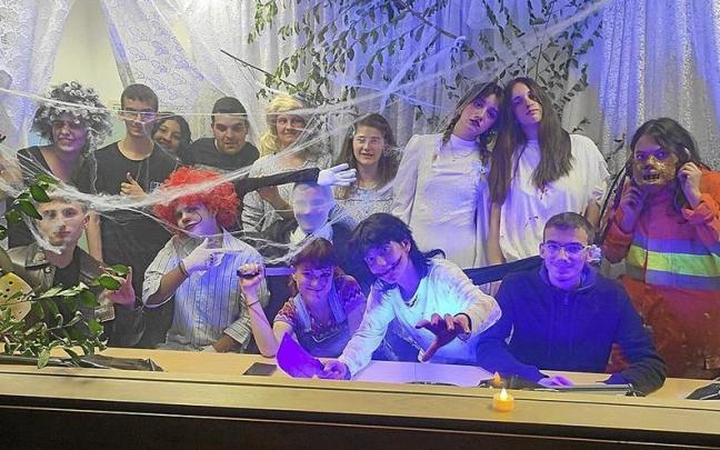 Los voluntarios de la casa de la juventud, ayer en una de las estancias del Pasaje del Terror. | FOTO: J.A.