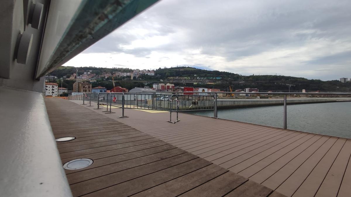 El Ayuntamiento de Bilbao ha clausurado la acera derecha el puente Gehry