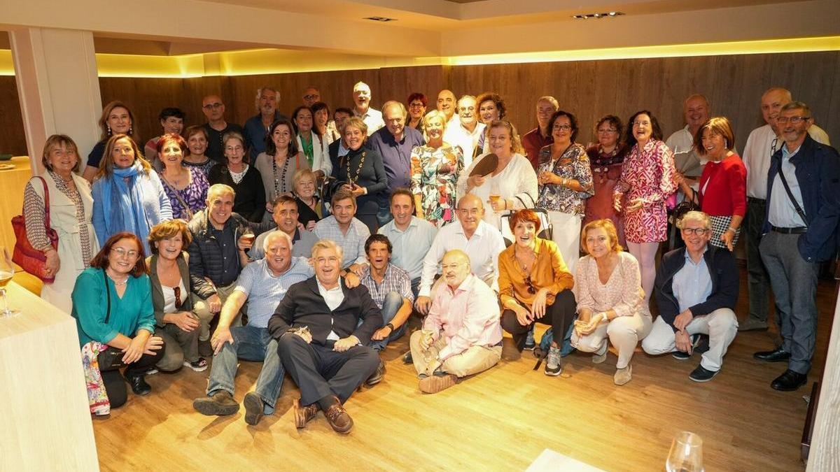 Foto de familia de los médicos y médicas reunidos este sábado en el restaurante Zaldiaran