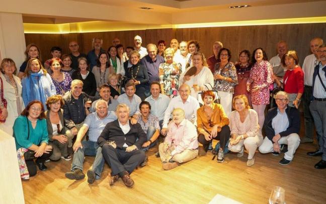 Foto de familia de los médicos y médicas reunidos este sábado en el restaurante Zaldiaran