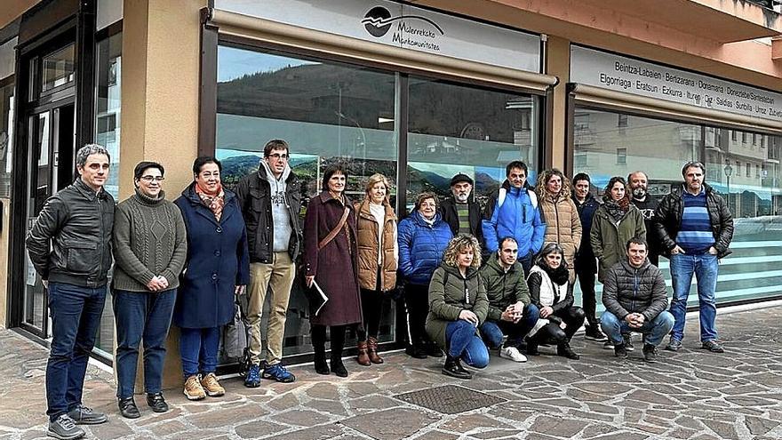 Representantes municipales, comerciantes y agentes de desarrollo en la presentación.