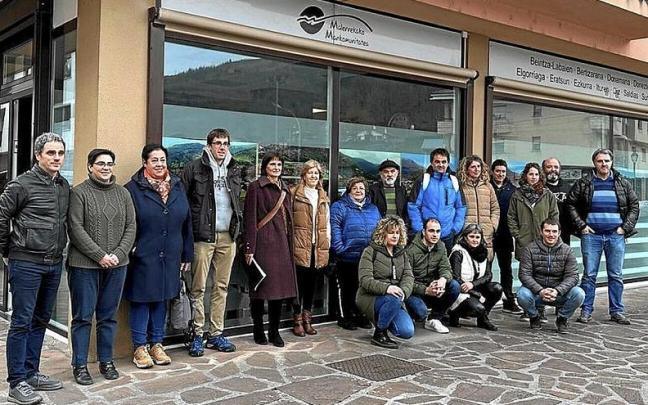 Representantes municipales, comerciantes y agentes de desarrollo en la presentación. Representantes municipales, comerciantes y agentes de desarrollo en la presentación.