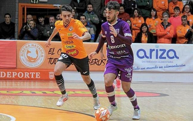 Carlos Bartolomé (i) va a por el balón de David Velasco.