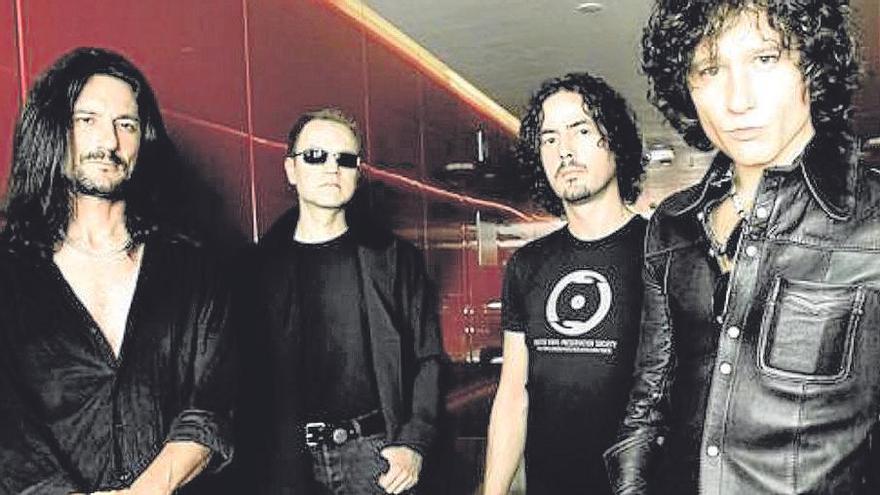 Bunbury con el resto de componentes de 'Héroes del Silencio'.