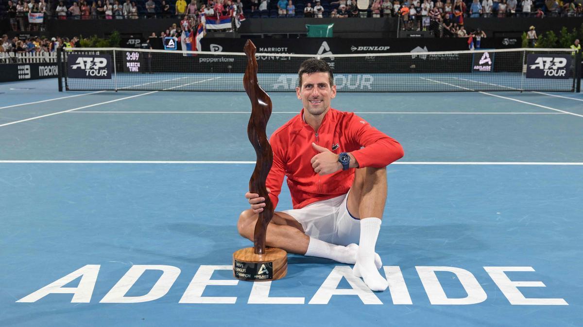 Djokovic posa con el trofeo de campeón en Adelaida.