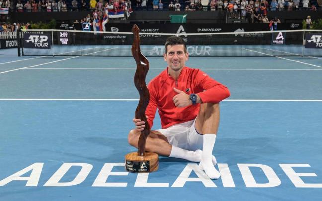 Djokovic posa con el trofeo de campeón en Adelaida. Djokovic posa con el trofeo de campeón en Adelaida.