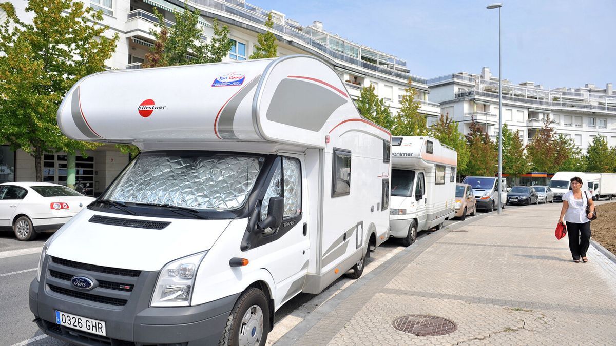 Autocaravanas aparcadas en la zona de las universidades