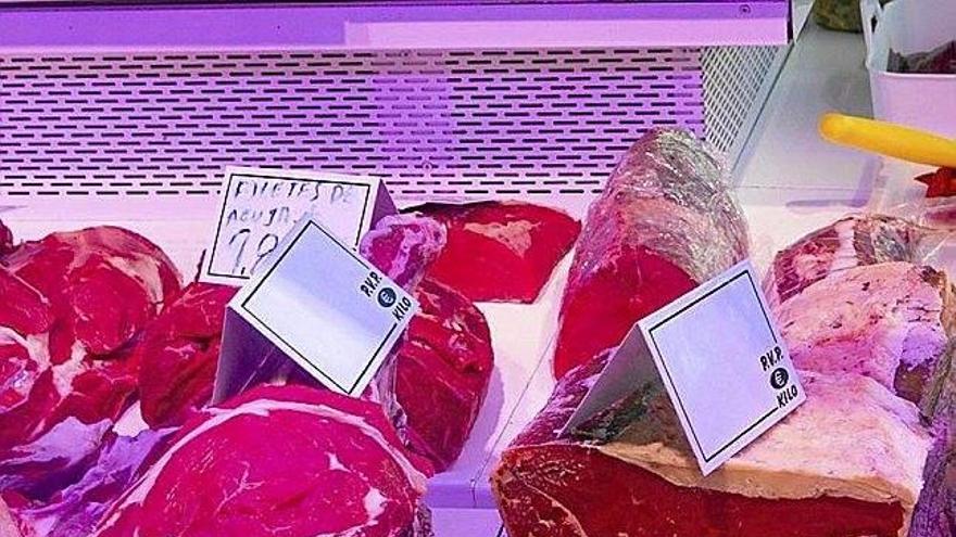 Carne a la venta en una carnicería vasca.