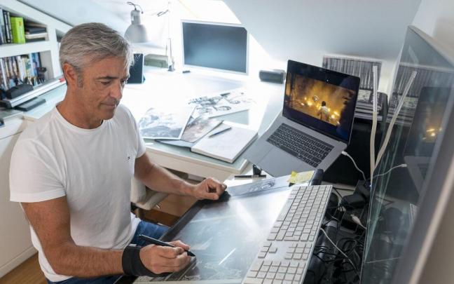 Ángel Unzueta dibuja cómics para EEUU desde su estudio de Zarautz.