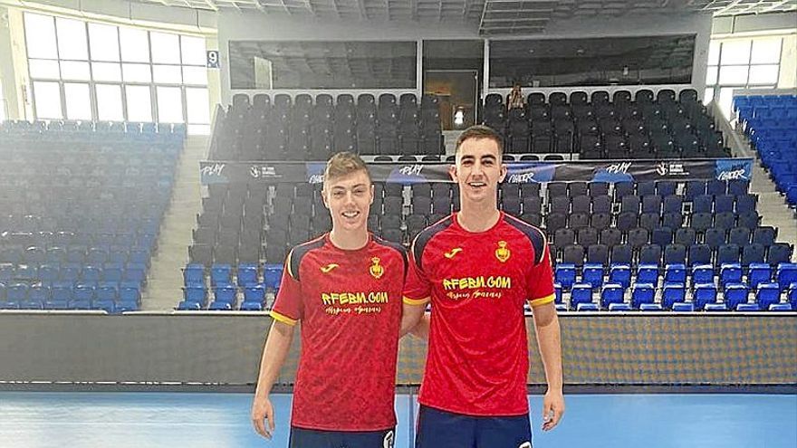 Xavi González (i) y Josu Arzoz, en Montenegro.