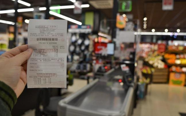 Una consumidora revisando su factura, ayer, en un supermercado de la cadena Eroski.