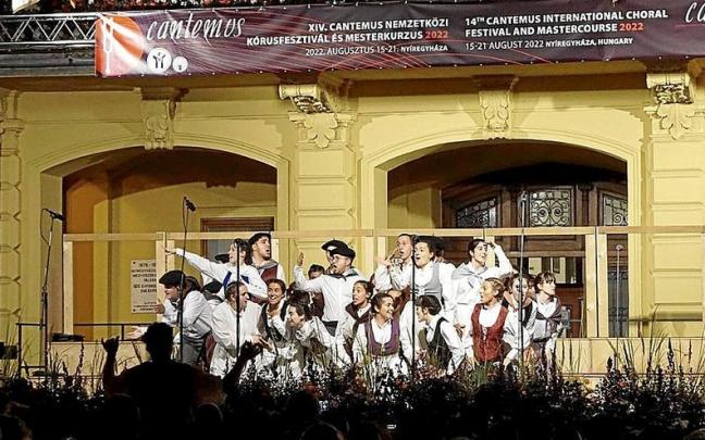 Una de las actuaciones de la EHGA en Hungr&iacute;a. | FOTO: N.G.