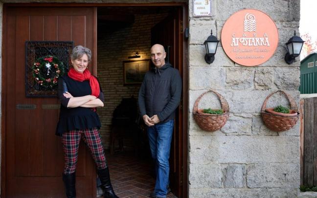 Isa López Morales y Piter Pascual Martín, en la entrada de su casa rural.