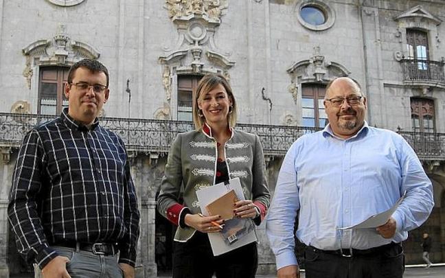 Ander Garay, Mar&iacute;a Ubarretxena y V&iacute;ctor Fuentes, ayer.
