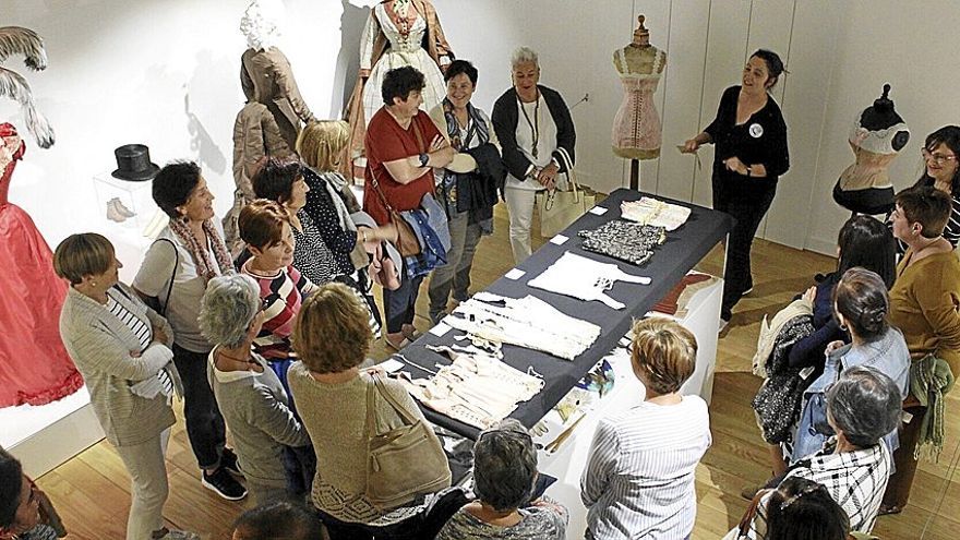 Varias personas participando en una visita guiada.