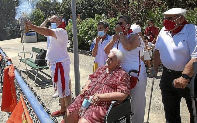 Adoración Berruezo, natural de San Martín de Unx de 90 años, lanza el chupinazo desde la residencia.