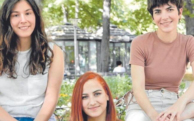 De izquierda a derecha, Elixabet, Karolaind y Maitane, en un banco del frondoso parque de La Florida de Vitoria.