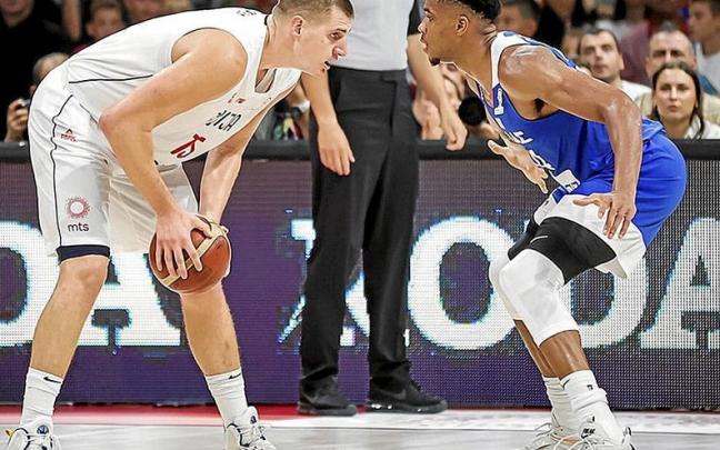 Nikola Jokic y Giannis Antetokounmpo, frente a frente en un duelo de las recientes ventanas FIBA. | FOTO: FIBA Nikola Jokic y Giannis Antetokounmpo, frente a frente en un duelo de las recientes ventanas FIBA. | FOTO: FIBA