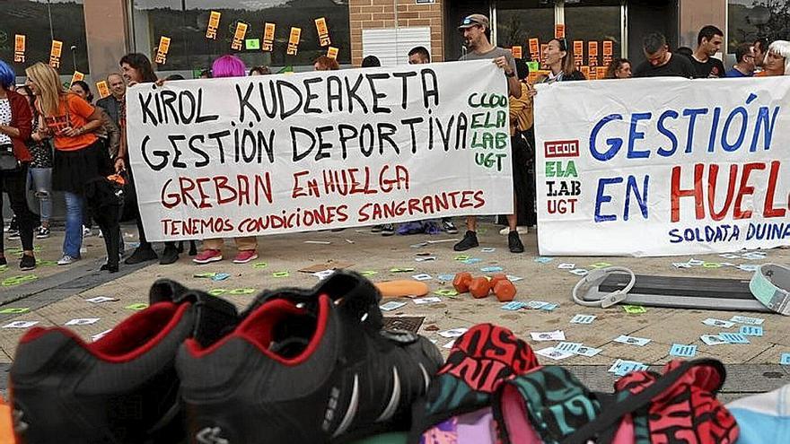 Protesta en la sede de una de las integrantes de Agedena. | FOTO: OSKAR MONTERO