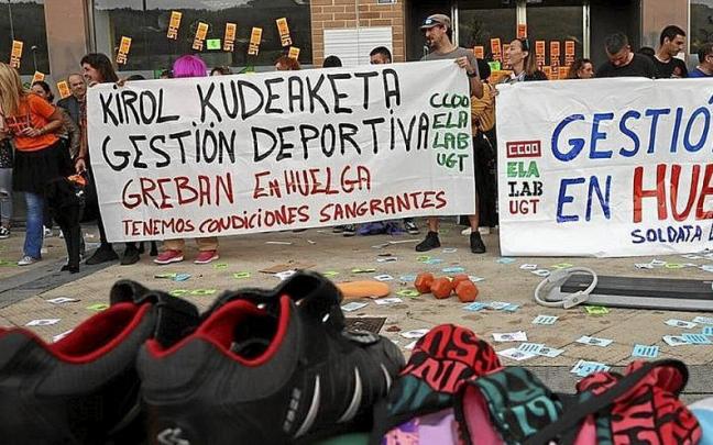 Protesta en la sede de una de las integrantes de Agedena. | FOTO: OSKAR MONTERO