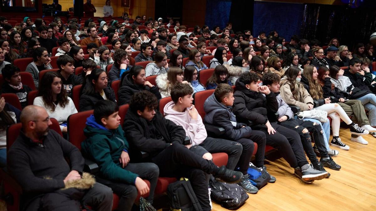 El público escolar escuchando a Blue Jeans, en el Planetario de Pamplona.