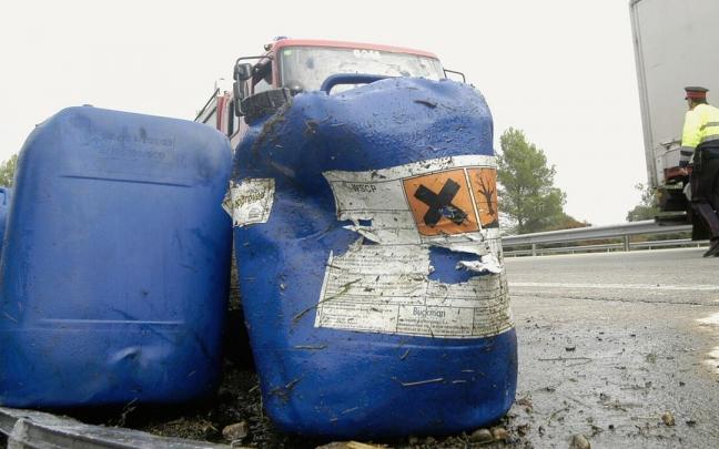 Bidones con productos químicos que trasportaba un camión accidentado. Bidones con productos químicos que trasportaba un camión accidentado.