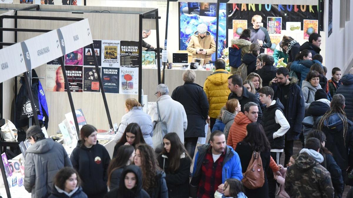 Numerosas personas han preferido la feria presencial a la cita online, que también ha tenido muchas/os seguidoras/es.