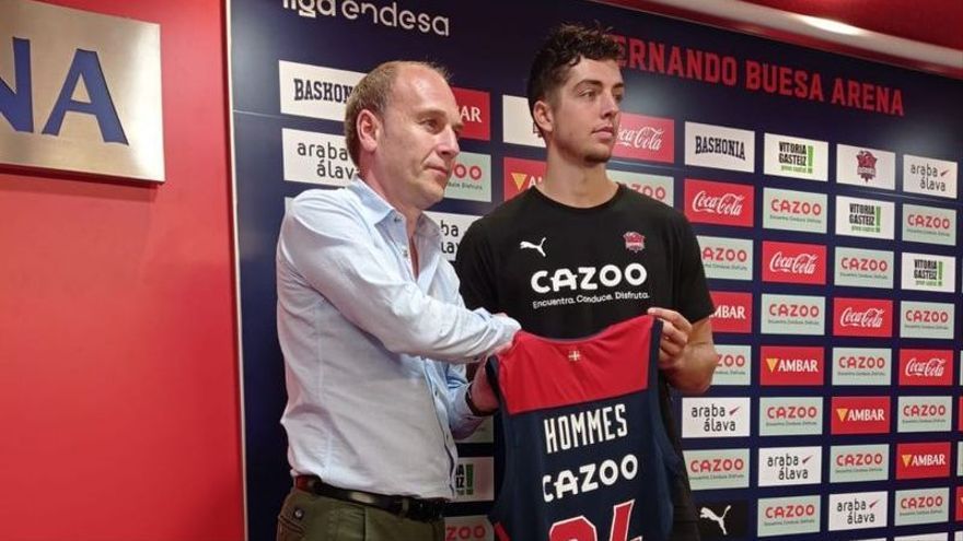 Félix Fernández posa con Daulton Hommes, al término de la presentación del jugador en el Buesa Arena