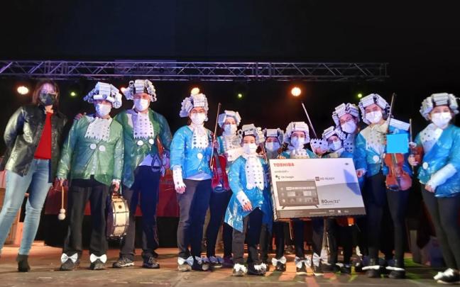 La alcaldesa de Derio, Esther Apraiz, junto a participantes en una edición anterior.