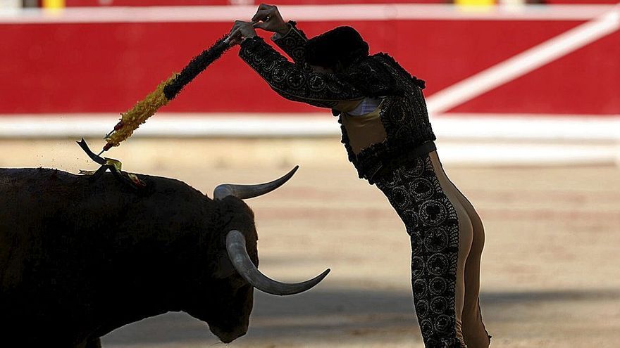 Hermosa silueta de un banderillero enfrentado al toro en la tarde de ayer. Foto: Unai Beroiz