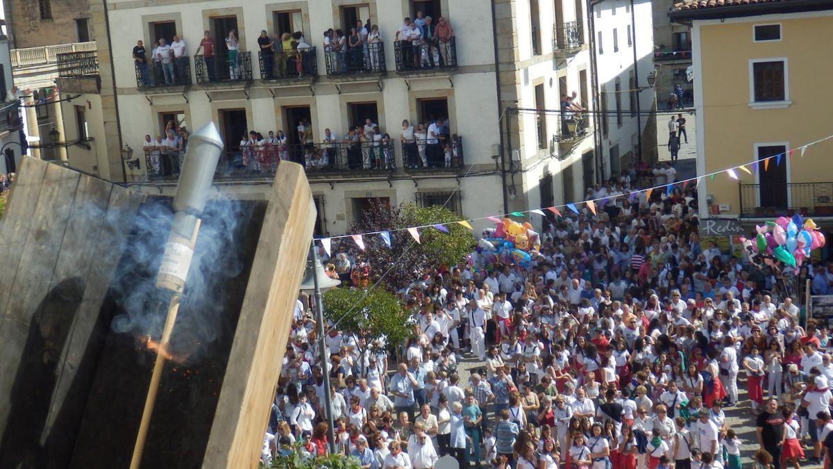 El cohete a punto de estallar en las últimas fiestas.