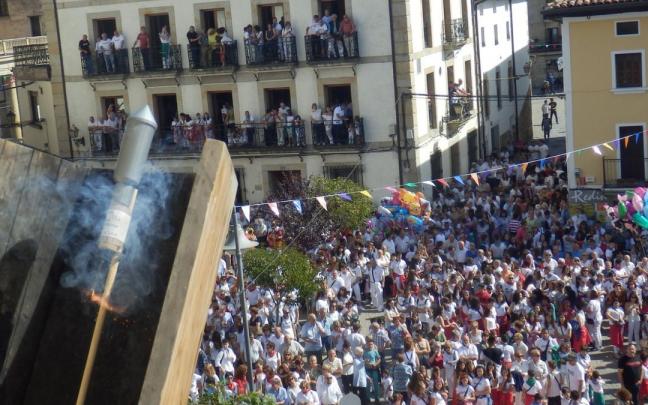 El cohete a punto de estallar en las últimas fiestas.