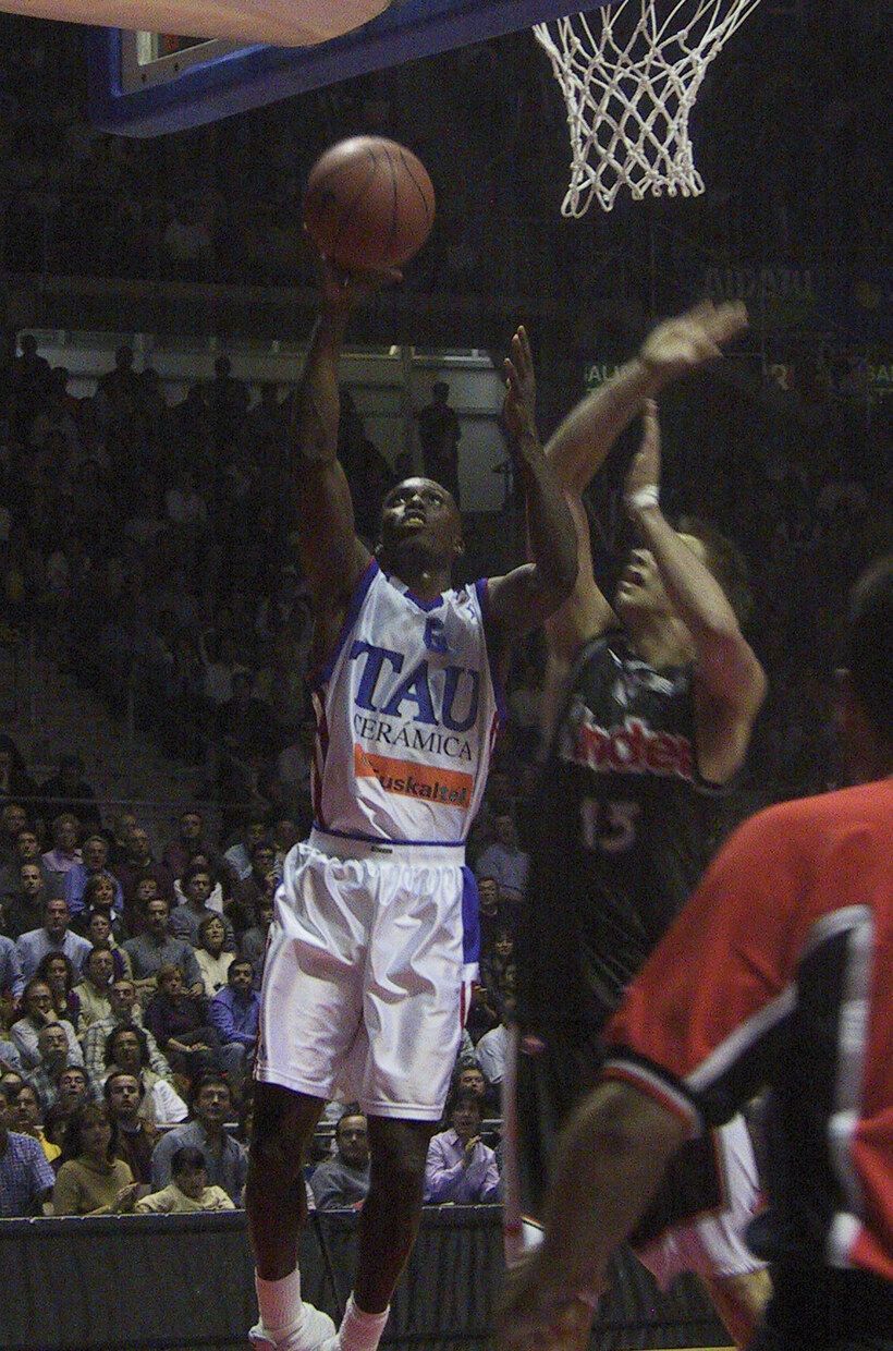 Bennett intenta una bandeja durante la final de la Euroliga de 2001