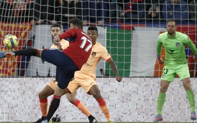 El rojillo Budimir remata ante la oposici&oacute;n de Reinildo.