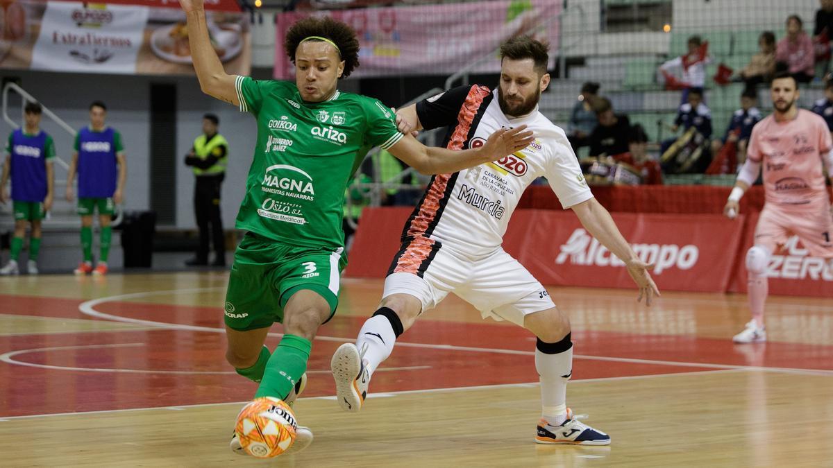 Gadeia, de ElPozo Murcia Costa Cálida, defendiendo a Juninho.