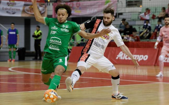 Gadeia, de ElPozo Murcia Costa Cálida, defendiendo a Juninho.