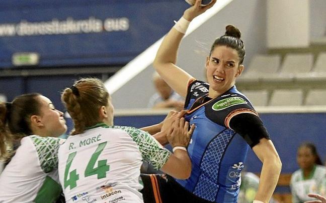 Un lance del partido entre Bera Bera y Elche, disputado ayer en Donostia. | FOTO: JAVI COLMENERO Un lance del partido entre Bera Bera y Elche, disputado ayer en Donostia. | FOTO: JAVI COLMENERO