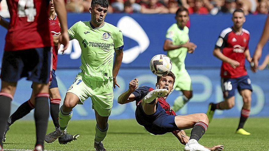 Lucas Torró se lanza al suelo para alcanzar un balón que también persigue Aleñá.