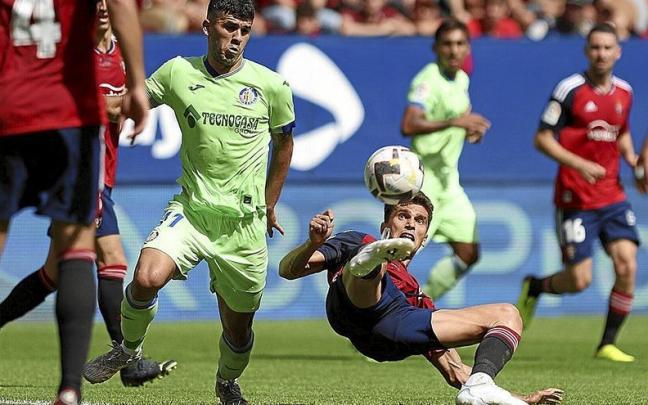 Lucas Torró se lanza al suelo para alcanzar un balón que también persigue Aleñá.