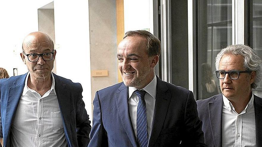 José Suárez (PP), Javier Esparza (UPN) y José Suárez (Ciudadanos), en el Parlamento.