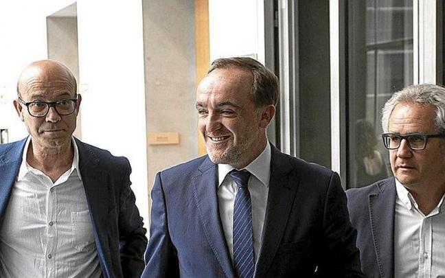 José Suárez (PP), Javier Esparza (UPN) y José Suárez (Ciudadanos), en el Parlamento.