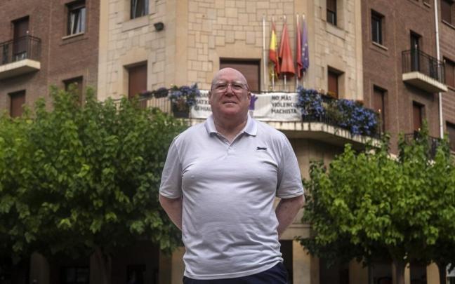 Alfredo Arruiz, alcalde de Huarte, junto a la fachada del Ayuntamiento Alfredo Arruiz, alcalde de Huarte, junto a la fachada del Ayuntamiento