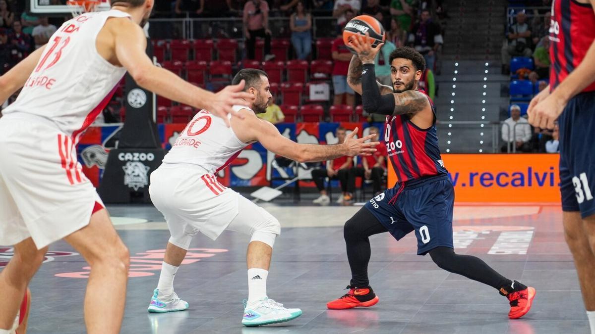 Howard trata de pasar el balón durante el partido ante el Estrella Roja disputado en el Buesa Arena