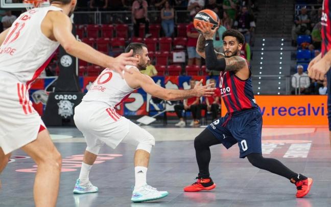 Howard trata de pasar el balón durante el partido ante el Estrella Roja disputado en el Buesa Arena