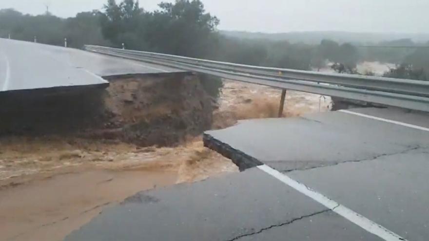 Las intensas lluvias dejan una treintena de carreteras cortadas en Extremadura