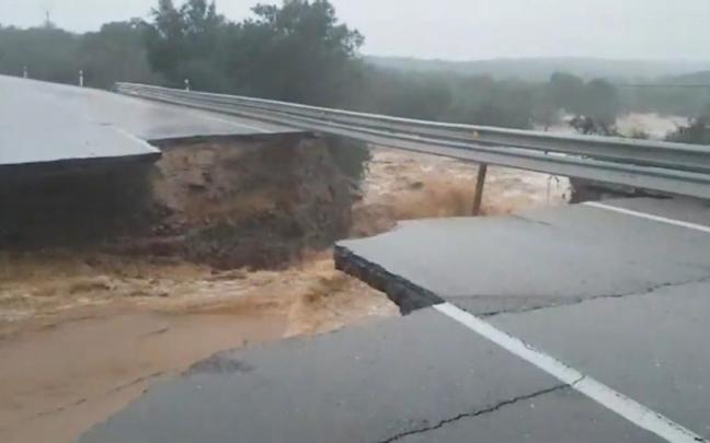 Las intensas lluvias dejan una treintena de carreteras cortadas en Extremadura