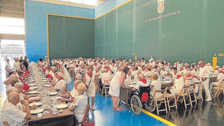 Los vecinos de más edad de Peralta, durante la comida del Día del Abuelo de este año.