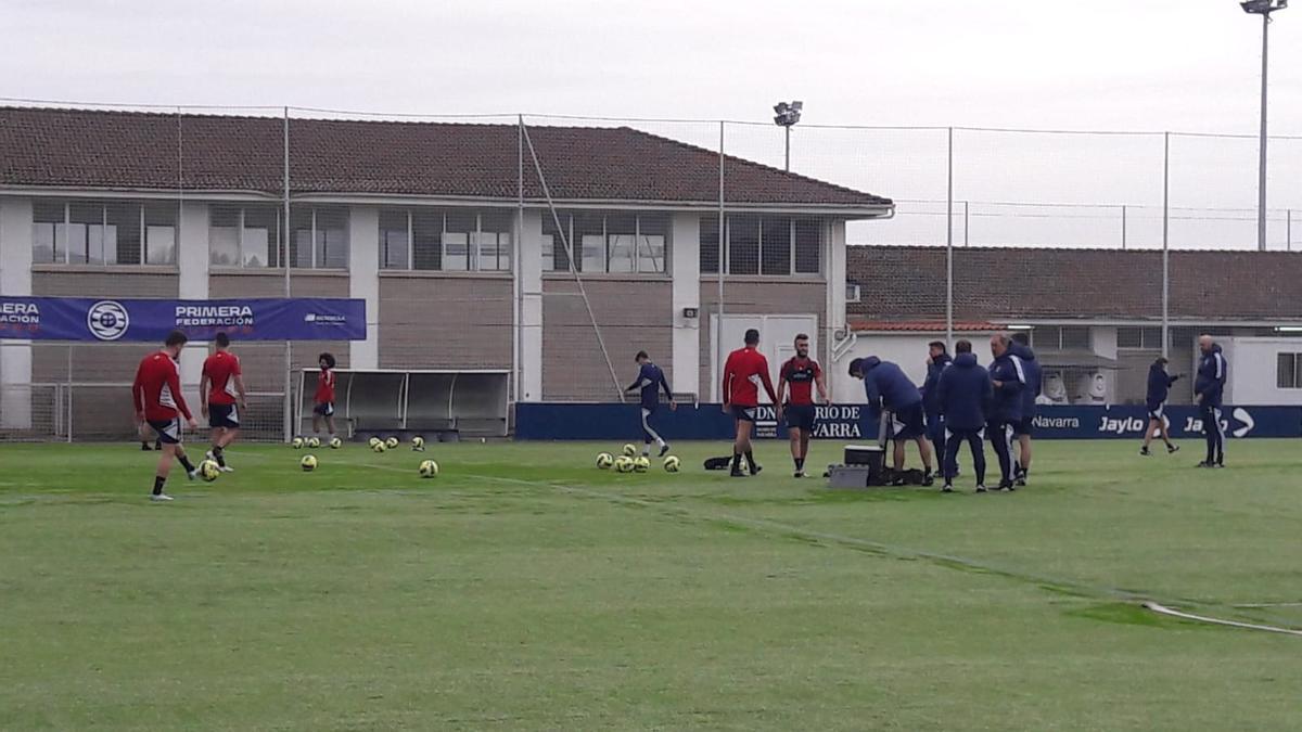 Los jugadores, durante el entrenamiento de esta mañana.